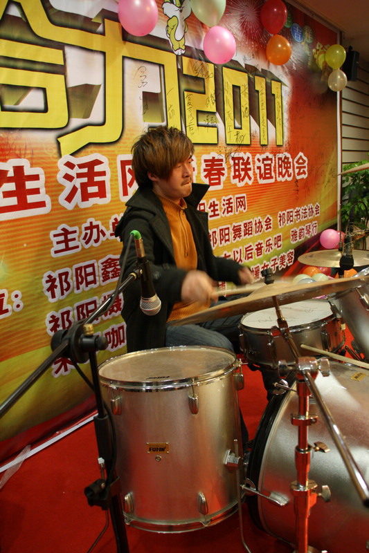 帅小伙精彩表演3.jpg