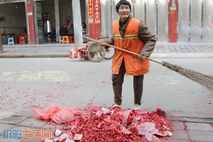 何春莲老人新年初一零晨扫街保洁