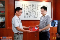 祁阳县委副书记 县长苏小康热情接见《农民画卷》作者陈昌桃